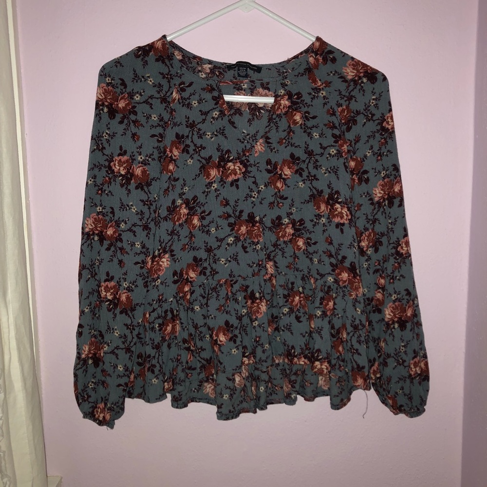 American Eagle floral peplum top!